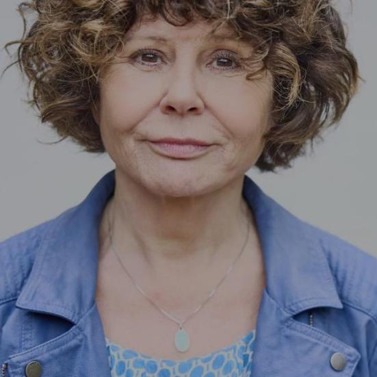 Liselotte Wiemer kigger ind i kameraet. Hun er iført en lavendelblå jakke.