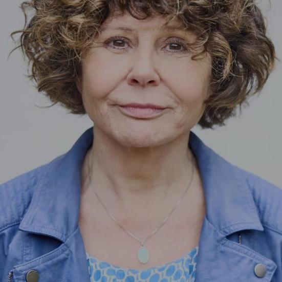 Liselotte Wiemer kigger ind i kameraet. Hun er iført en lavendelblå jakke.