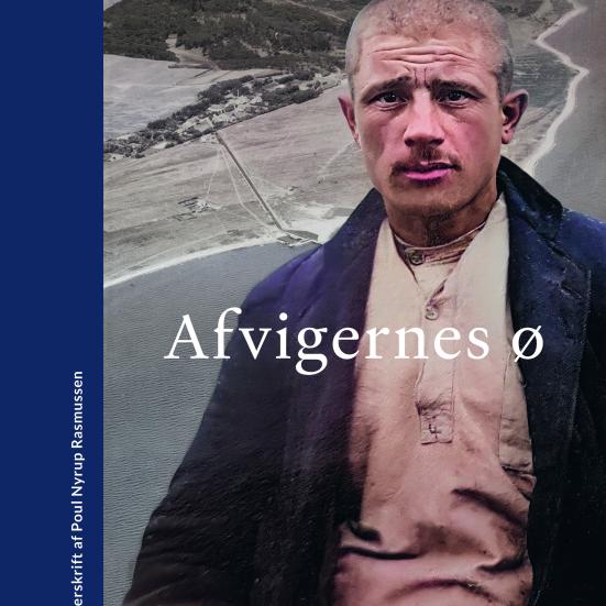 Forsiden til bogen "Afvigernes ø", der viser et ældre portrætfoto af en yngre mand foran et luftfoto af Livø.