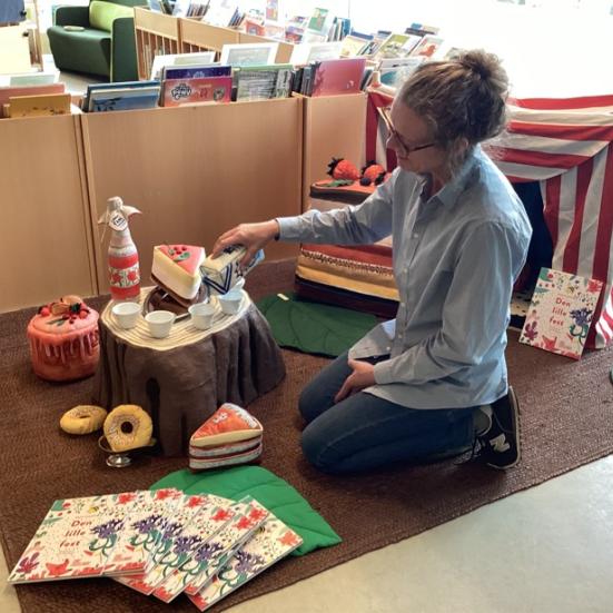 Foto af udstillingen med kæmpe stofkager plus bøger