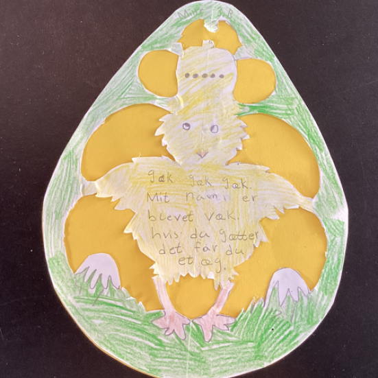 Foto af vindergækkebrevet. Forestiller en kylling i et æg