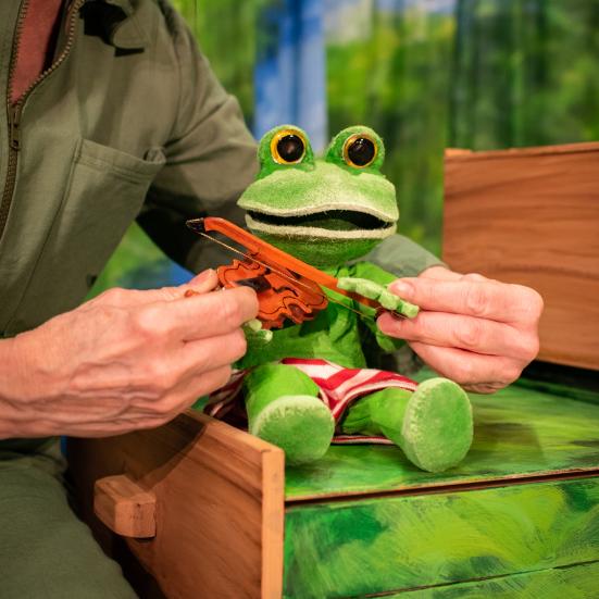 Foto af Frø, der spiller violin