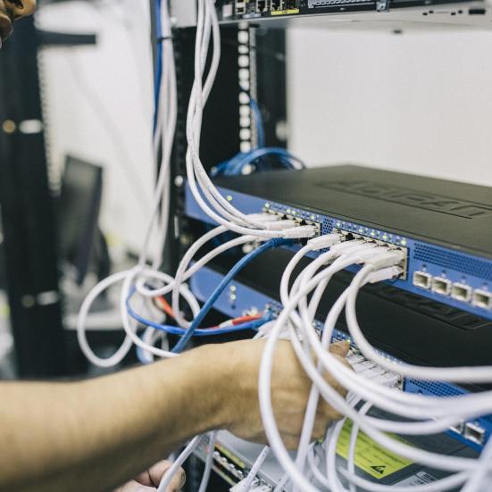 Foto af arbejde på netværksswitch