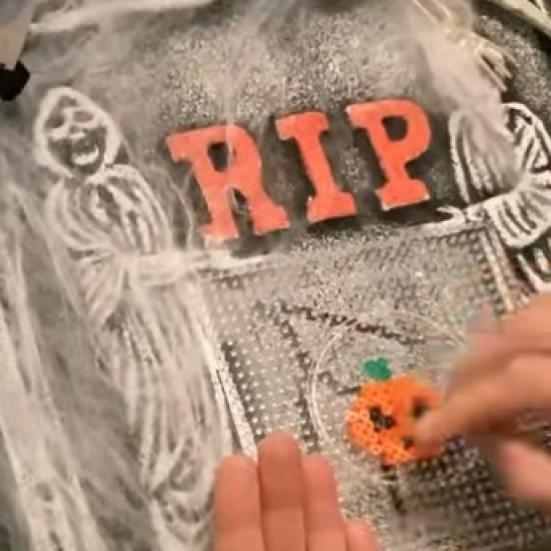 Foto af hånd der laver en halloweenperleplade