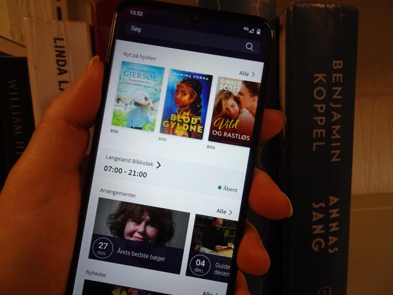 En mobil med app'en Biblioteket