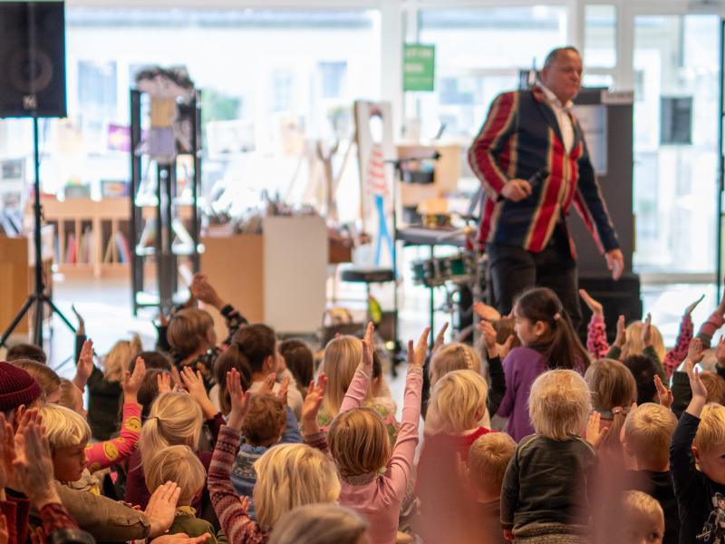 Sigurd Barret underholder børn og voksne til BørneKulturFestival