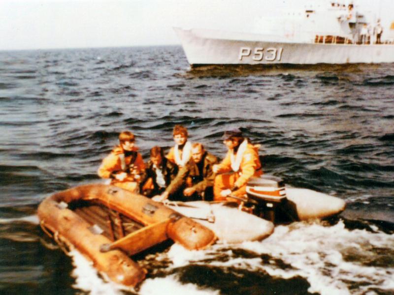 Tre flygtninge i en gummibåd