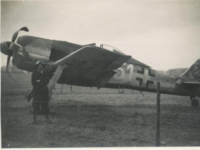 Ældre billede af pilot ved propelfly 