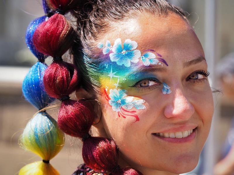 Foto af artisten Glimmermarie med flettet hår og ansigtsmalet