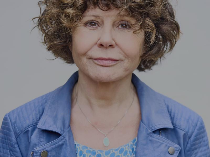 Liselotte Wiemer kigger ind i kameraet. Hun er iført en lavendelblå jakke.