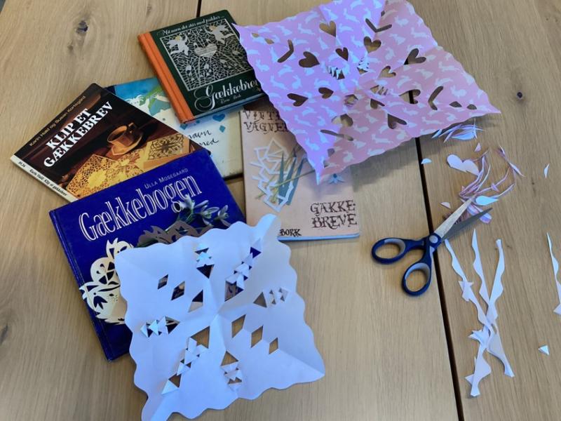 Foto af gækkebreve og bøger om gækkebreve