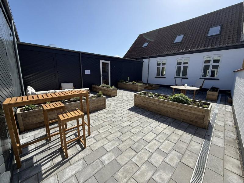 Billede af bibliotekets gårdhave