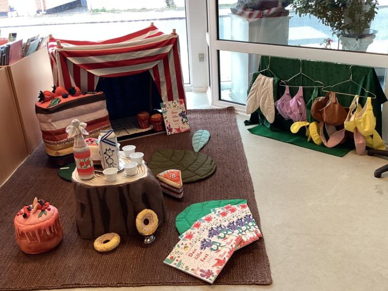 Foto af udstillingen med kæmpe stofkager plus bøger