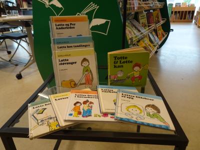 Foto af udstilling af Lotte og Totte-bøger