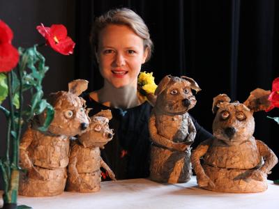 Foto af skuespilleren med 4 dukker