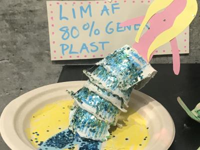 Foto af havfrue lavet af æggebakker, karton og glimmer