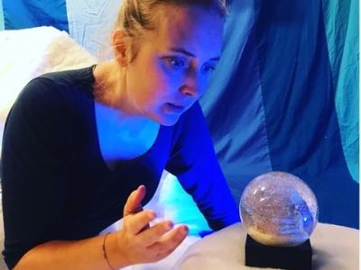 Skuespiller sidder og kigger ind i en snekugle