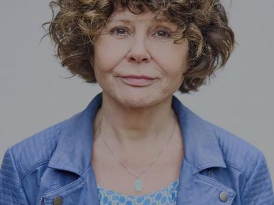 Liselotte Wiemer kigger ind i kameraet. Hun er iført en lavendelblå jakke.