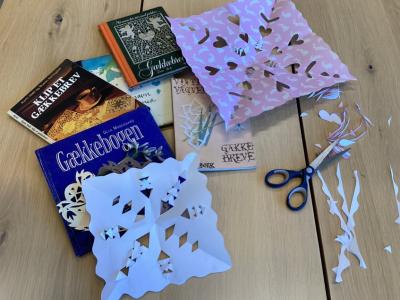 Foto af gækkebreve og bøger om gækkebreve