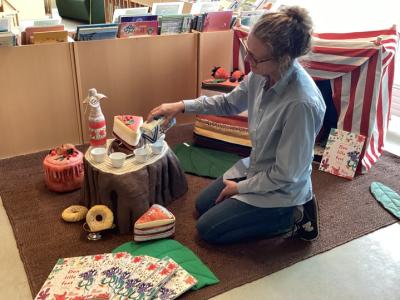 Foto af udstillingen med kæmpe stofkager plus bøger