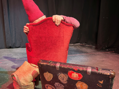 Foto af kuffert og en nisse, der gemmer sig