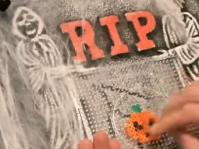 Foto af hånd der laver en halloweenperleplade