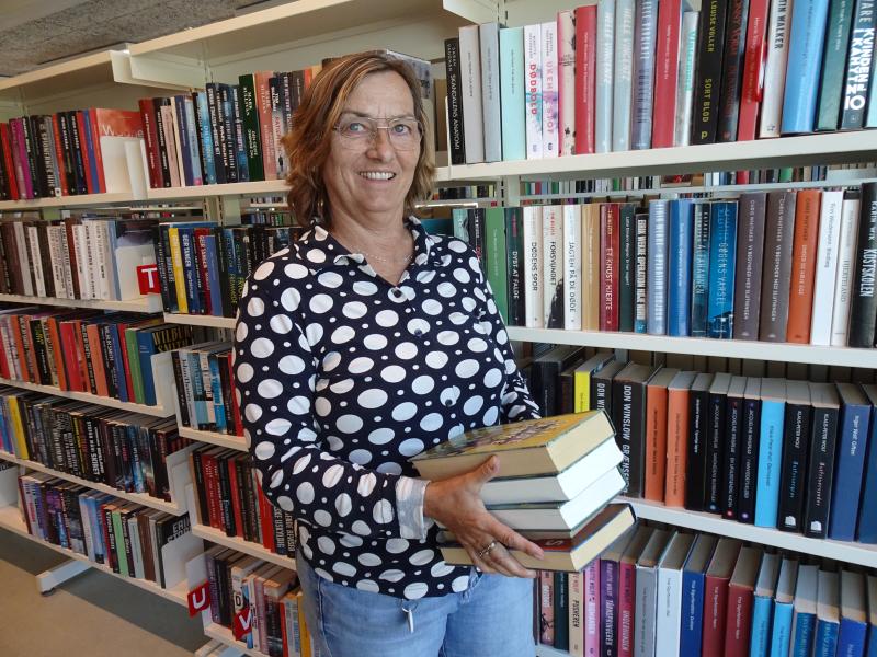 Portræt af Susanne med en stak bøger