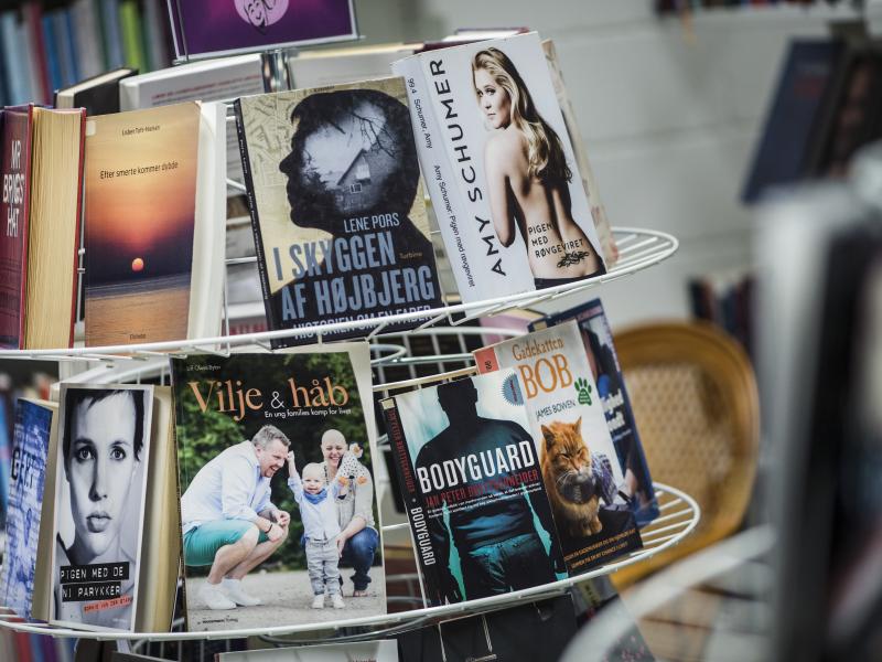 En bogkarrusel med udstilling af bøger.