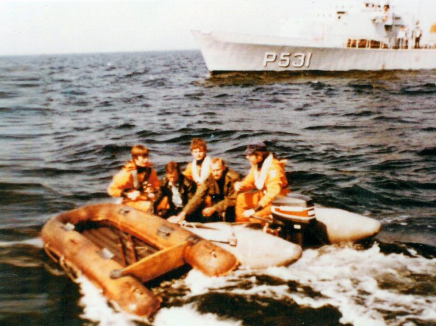 Tre flygtninge i en gummibåd