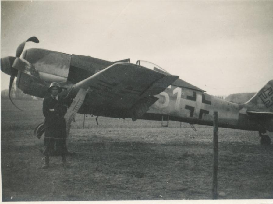 Ældre billede af pilot ved propelfly 