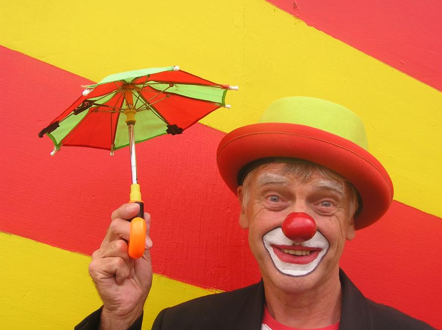 Foto af Klovnen Jo Jo med lille paraply