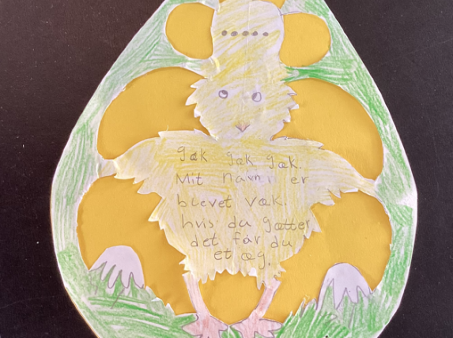 Foto af vindergækkebrevet. Forestiller en kylling i et æg