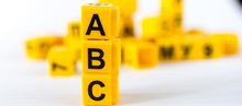 gule bogstavklodser med bogstaverne ABC