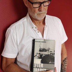 portræt af Johan Norden med bogen: Efter drabet