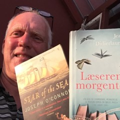 portræt af Klaus Eggert med bøgerne: Læseren i morgentoget og Star of the sea