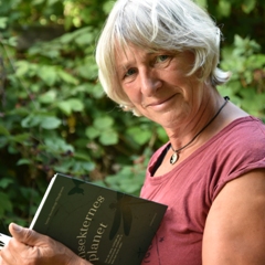portræt af marianne krag petersen med bogen Insekternes planet