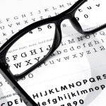 alfabetet forstørret af et par læsebriller