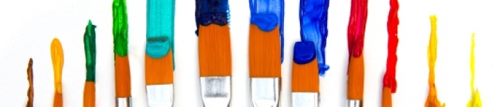 en række pensler der efterlader forskelligfarvede striber af maling