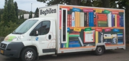 Foto af bogbilen på parkeringspladsen ved kirkegården i Lindelse