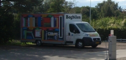 Foto af bogbilen på parkeringspladsen ved Brugsen i Lohals