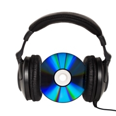 en blå CD med et sæt høretelefoner udenom