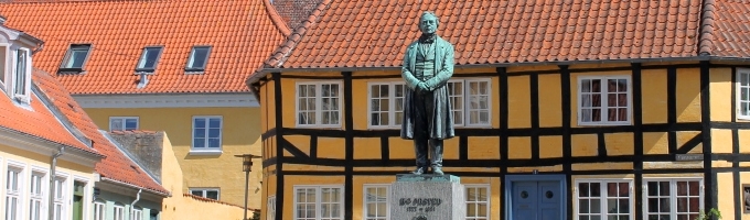 statuen af H.C. Ørsted på Gaasetorvet i Rudkøbing
