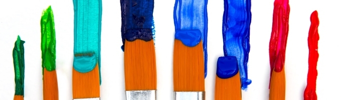 en række malerpensler der maler med forskellige farver