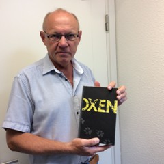 portræt af Torben Lønberg med en bog i krimiserien Oxen